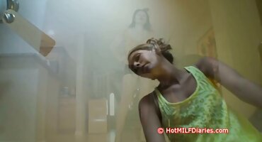 నల్లటి జుట్టు గల స్త్రీని ఇబ్బంది పెట్టాడు తేలుగు సెక్స్ వీడియోస్ టెర్రేస్