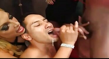 నల్లటి జుట్టు గల స్త్రీని శాంతముగా సక్స్ తెలుగు లవ్ సెక్స్ వీడియోస్ ఆమె భాగస్వామి యొక్క మొడ్ఢ