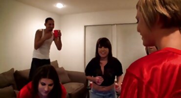 ఒక అబ్బాయికి సెక్స్ వీడియోస్ ఓన్లీ తెలుగు ఎదురుగా ఉన్న బ్రౌన్-హెయిర్ క్వీర్