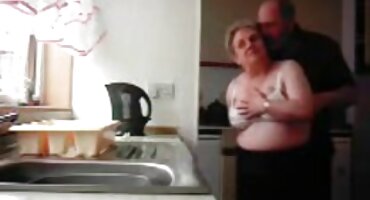 కార్నివాల్ కోసం ఒక వస్త్రంపై బ్యూమోమ్ టిటైడ్ ప్రయత్నిస్తుంది సెక్స్ వీడియోస్ కావాలి వీడియోస్