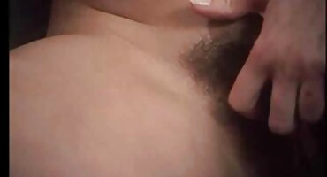 మనిషి తన అభిరుచి యొక్క తెలుగు వీడియో సెక్స్ వీడియోస్ ఛాతీ తో ప్లే మరియు ఒక టోపీ లో మొక్కలు