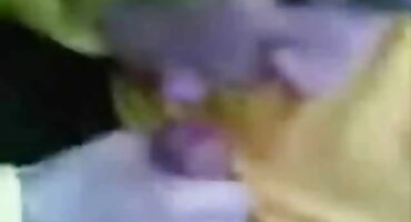 అందమైన అమ్మాయి ఒక సెక్స్ వీడియోస్ తెలుగు వీడియోస్ పురుషాంగము వంటి పరికరము కెమెరా ముందు బౌన్స్