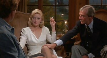 పరిపక్వ మహిళ మంచం మీద ఒక బట్టతల పురుషుడు ముందు తెలుగు లవ్ సెక్స్ వీడియోస్ ఆమె కాళ్ళు వ్యాపిస్తుంది